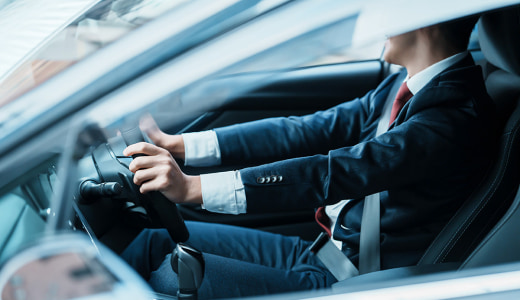 車で通勤中の男性