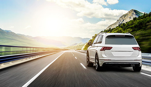 高速道路を走る車