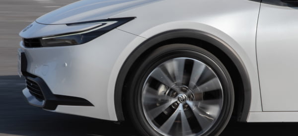 走行中のプリウス